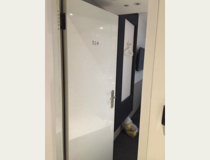 台中商務賓館，純白烤漆放火門